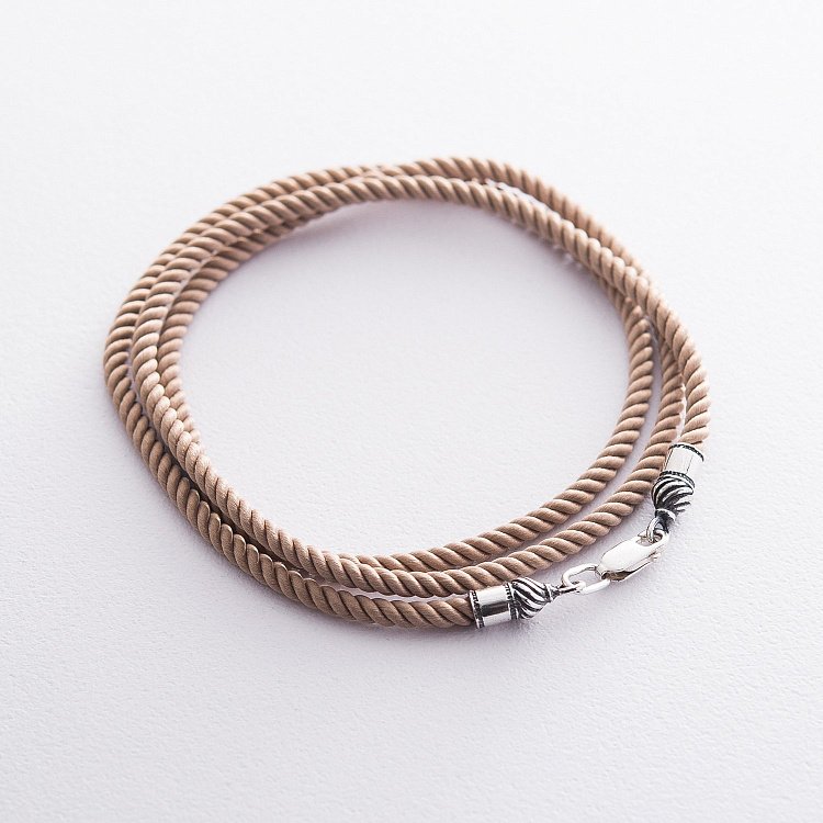 Шелковый бежевый шнурок с серебряной застежкой (3мм) 18428 от ювелирного магазина Оникс