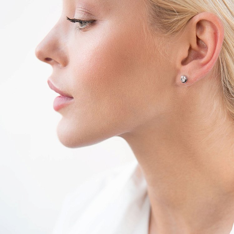 Серьги - пусеты в белом золоте (бриллианты) 102-10048 от ювелирного магазина Оникс - 1