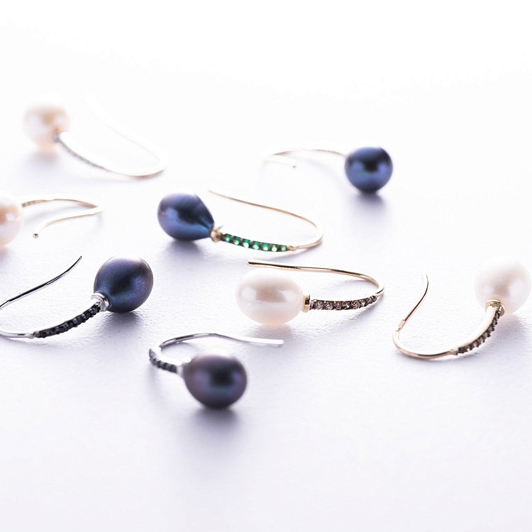 Золотые серьги - петельки "Оливия" с жемчугом и фианитами с08515 от ювелирного магазина Оникс - 2