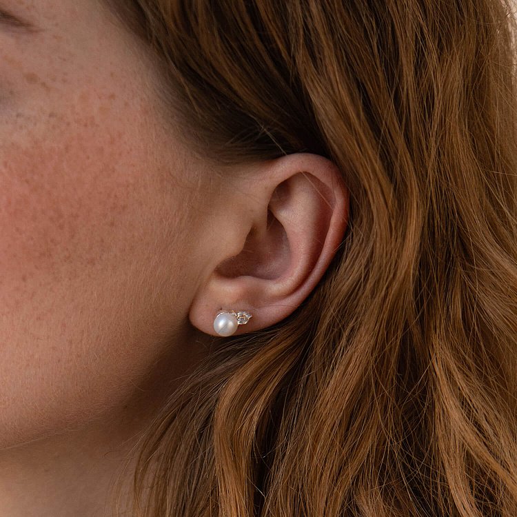 Серебряные серьги - пусеты с жемчугом и фианитами 123234 от ювелирного магазина Оникс - 10