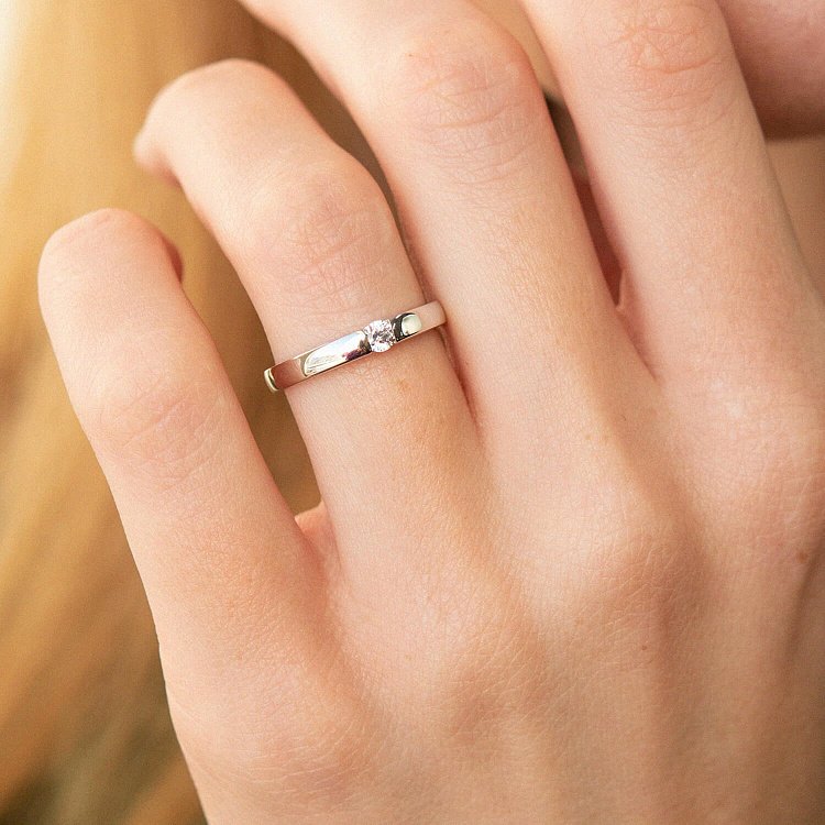 Каблучка з фіанітом у білому золоті к07153 від ювелірного магазину Онікс - 1