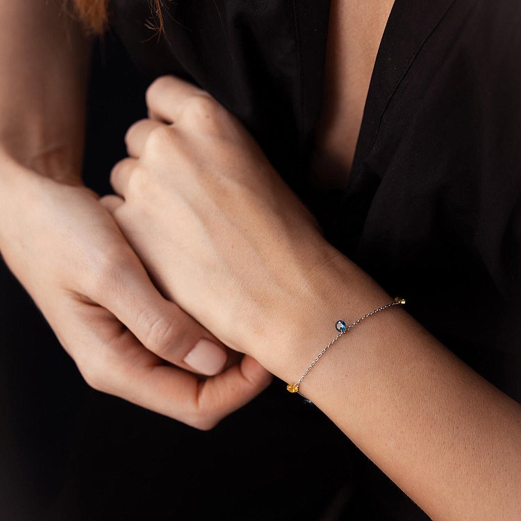 Браслет "Украинка" в белом золоте (синие и желтые фианиты) б05119 от ювелирного магазина Оникс - 7