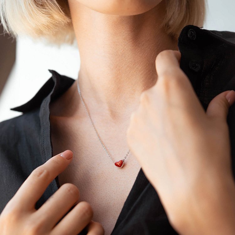 Серебряное колье "Сердечко" (эмаль) 18767 от ювелирного магазина Оникс - 1