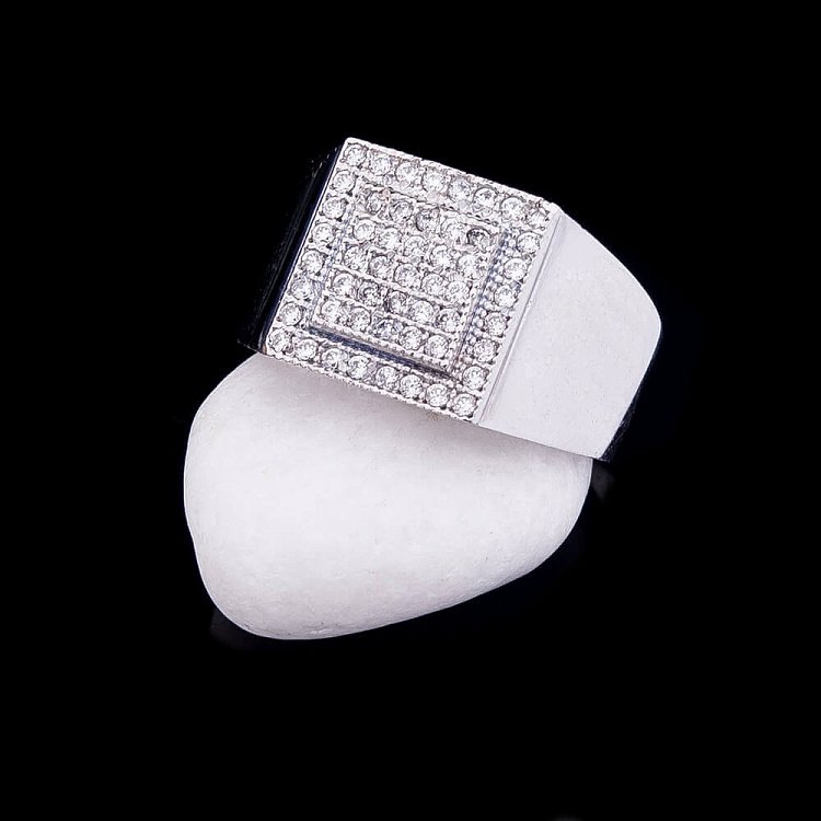 Серебряная печатка с фианитами 11921 от ювелирного магазина Оникс