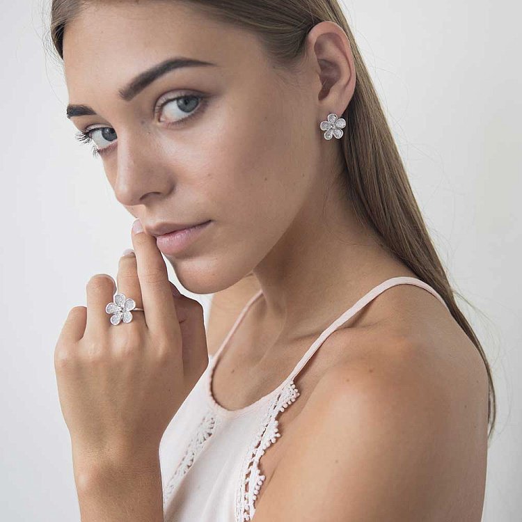 Золотое кольцо "Цветочек" с фианитами к03312 от ювелирного магазина Оникс