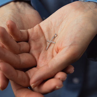 Крестик в белом золоте (фианиты) п04059 №2