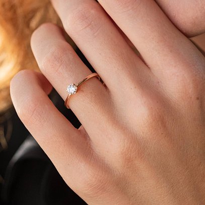 Помолвочное золотое кольцо с бриллиантом 27622421 №2