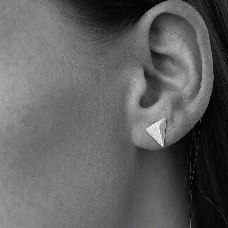 Сережки - пусети "Піраміда" у сріблі 123266 від ювелірного магазину Онікс - 3