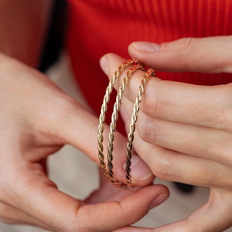 Жорсткий золотий браслет "Переплетення" б05349 - 2 Жорсткий золотий браслет "Переплетення" б05349 від ювелірного магазину Онікс - 2