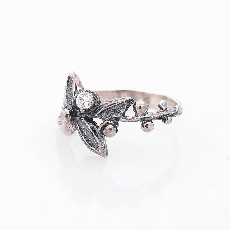 Серебряное кольцо с фианитом 11124 от ювелирного магазина Оникс