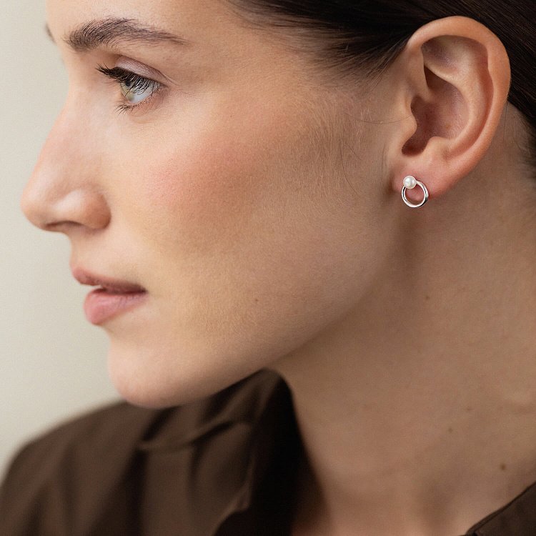 Серебряные серьги-пусеты "Круговорот" с жемчугом 123277 от ювелирного магазина Оникс - 5