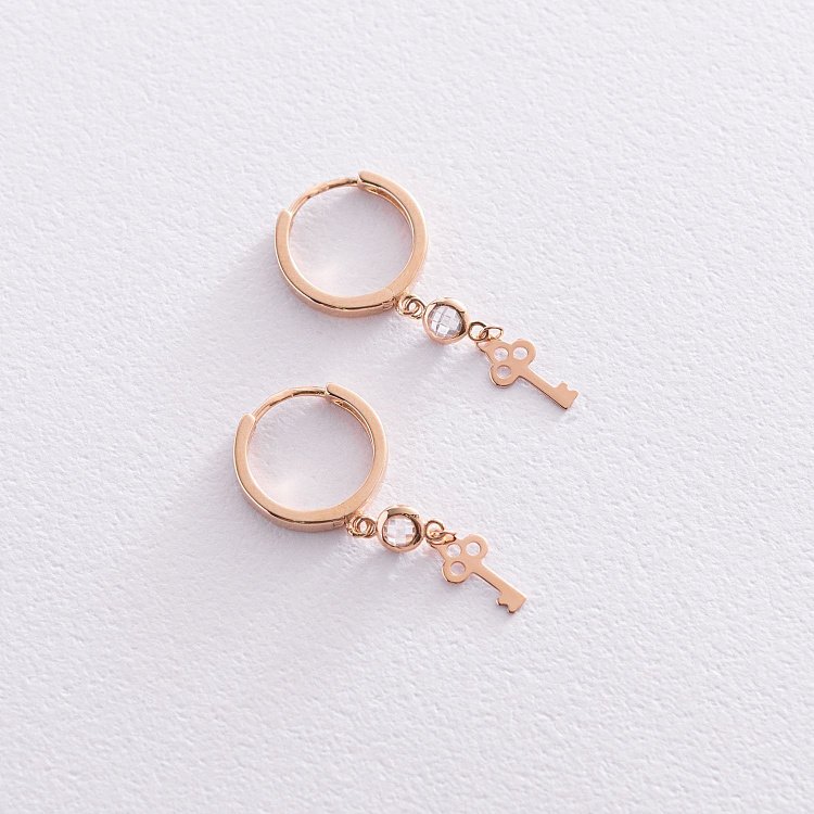 Золоті сережки "Ключики" з фіанітами с07428 від ювелірного магазину Онікс