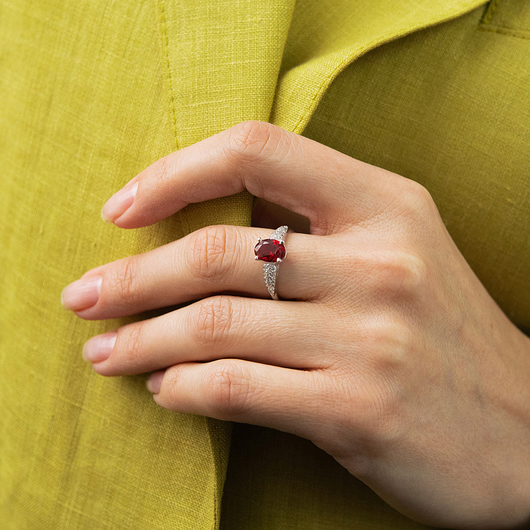 Срібна каблучка з синт. рубіном та фіанітами 1327/1p-HRUB від ювелірного магазину Онікс - 1