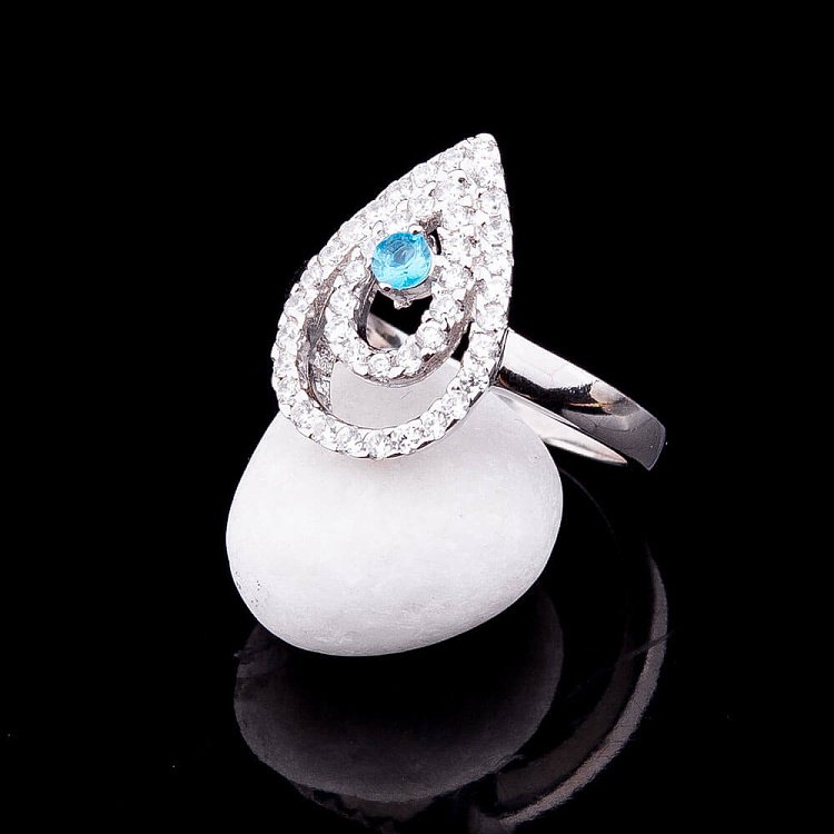 Серебряное кольцо с фианитами к032 от ювелирного магазина Оникс - 1