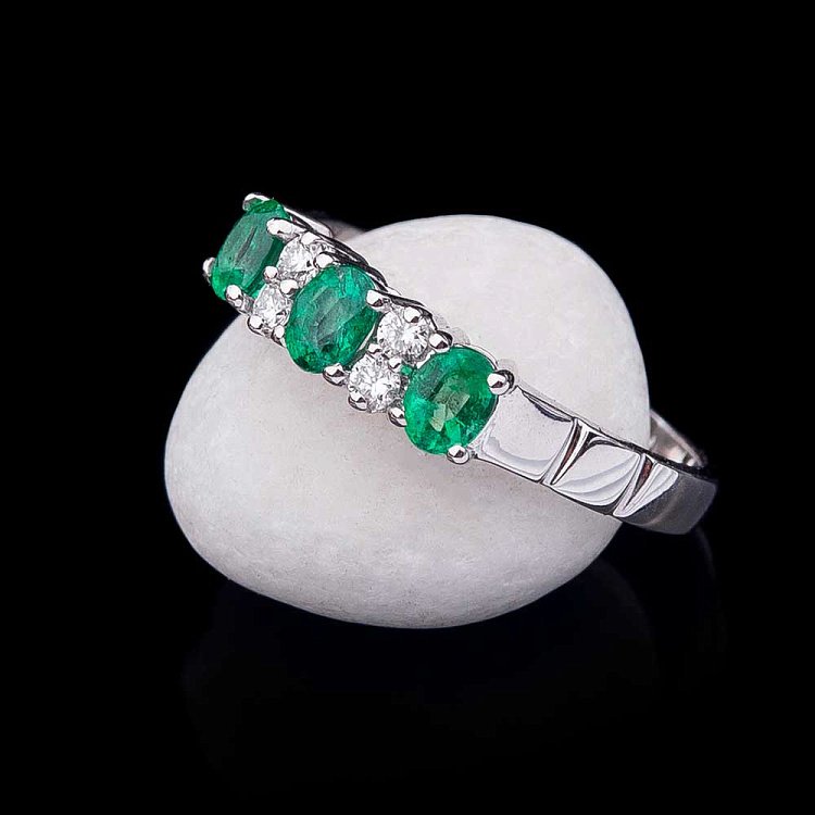 Золотое кольцо с бриллиантами и изумрудами jr99332 от ювелирного магазина Оникс - 1