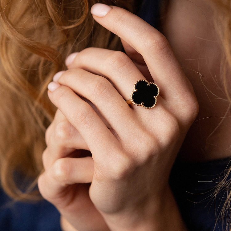 Золота каблучка "Конюшина" з оніксом к07151 від ювелірного магазину Онікс - 1