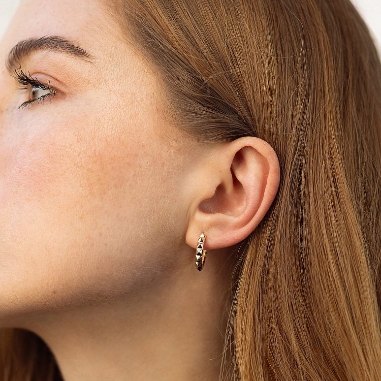 Серьги - кольца "Mona" в желтом золоте с08874 от ювелирного магазина Оникс - 1