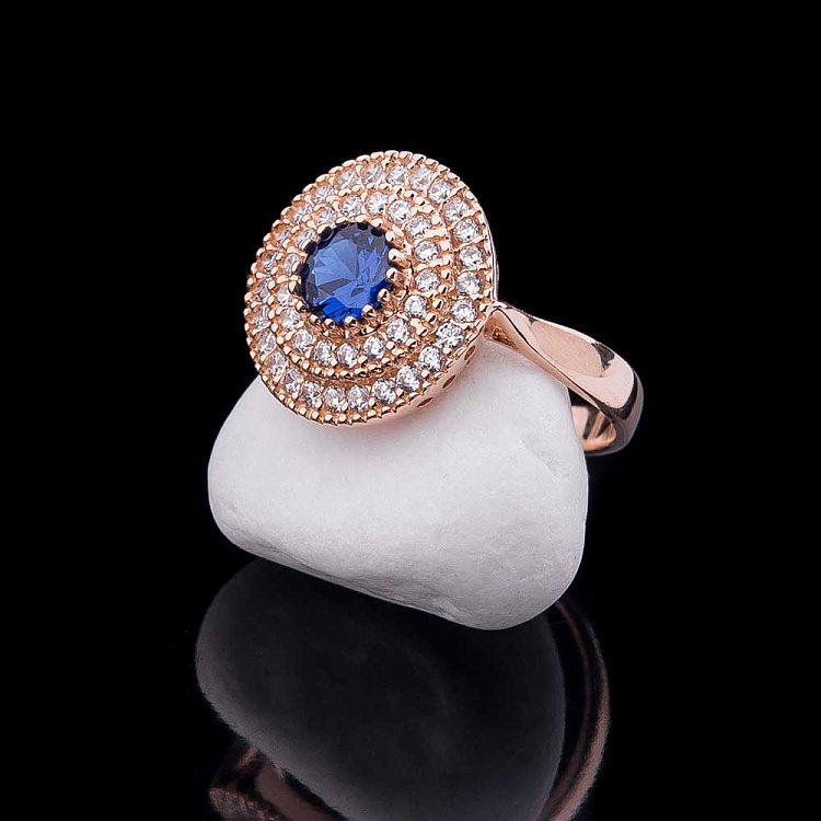 Золотое кольцо с фианитами к04675 от ювелирного магазина Оникс - 1