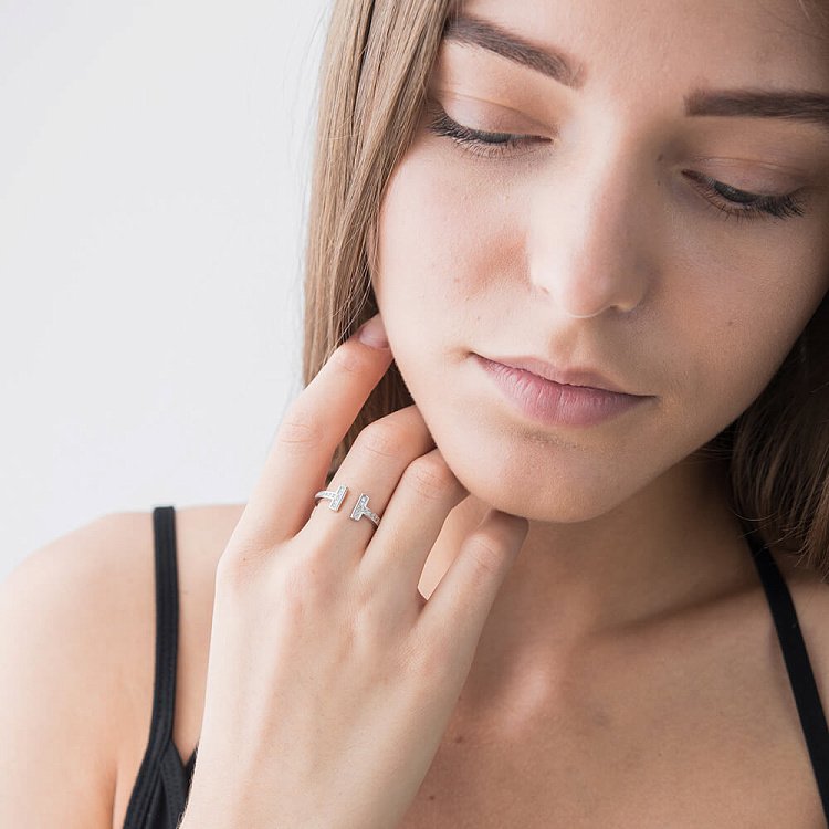 Эксклюзивное серебряное кольцо с фианитами 111728 Эксклюзивное серебряное кольцо с фианитами 111728 от ювелирного магазина Оникс