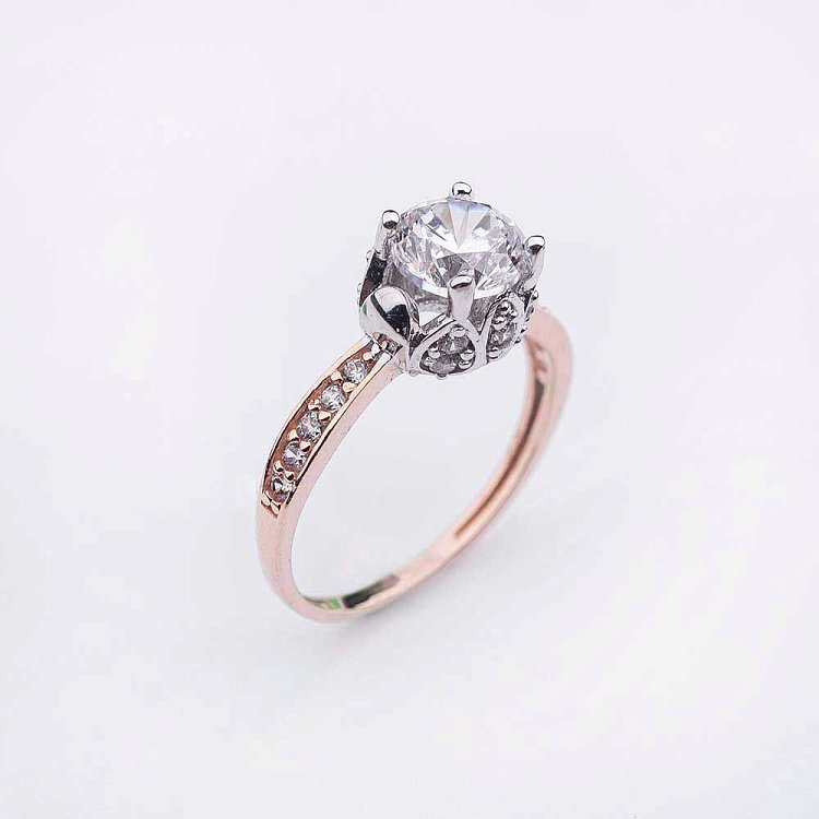 Золотое помолвочное кольцо с фианитами к04585 от ювелирного магазина Оникс