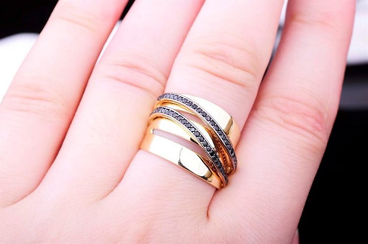 Золота каблучка з фіанітами к03245 від ювелірного магазину Онікс - 4