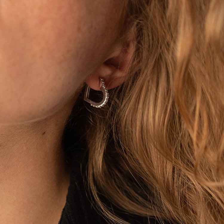 Серебряные серьги "Сердечки" с фианитами OR111550 от ювелирного магазина Оникс - 3