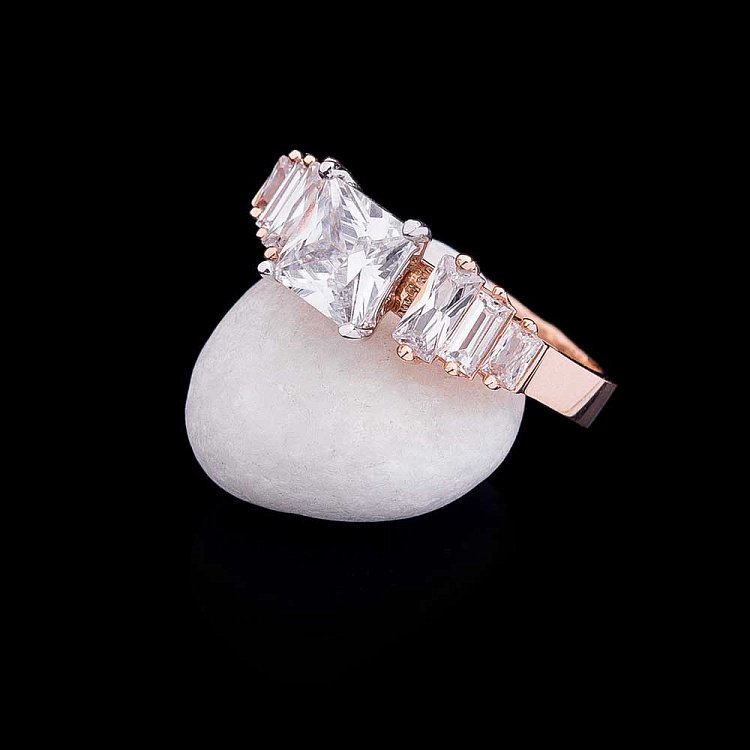 Золотое помолвочное кольцо с фианитами к04588 от ювелирного магазина Оникс - 1