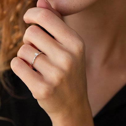 Помолвочное золотое кольцо с бриллиантом 229061121 №4