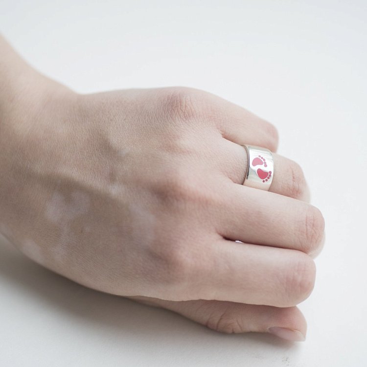 Серебряное кольцо "Ножки младенца", эмаль 112003 от ювелирного магазина Оникс