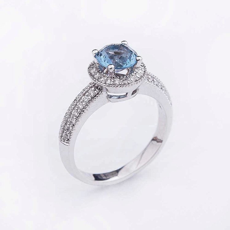 Золота каблучка з блакитним топазом і діамантами КТД1-156 від ювелірного магазину Онікс