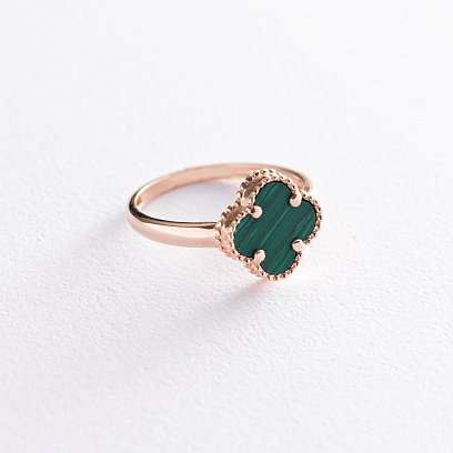 Каблучка "Конюшина" в червоному золоті (малахіт) к06687