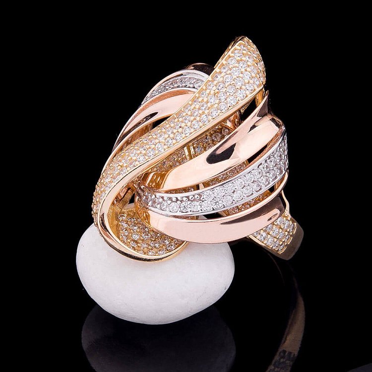 Золотое кольцо с фианитами к03918 от ювелирного магазина Оникс