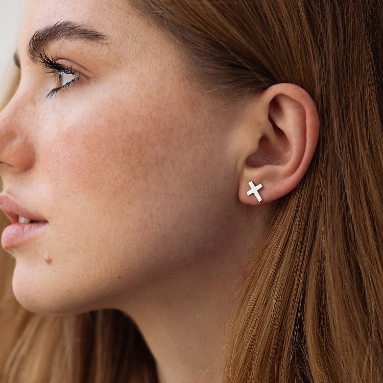 Срібні сережки-пусети "Хрестики" 122179 від ювелірного магазину Онікс