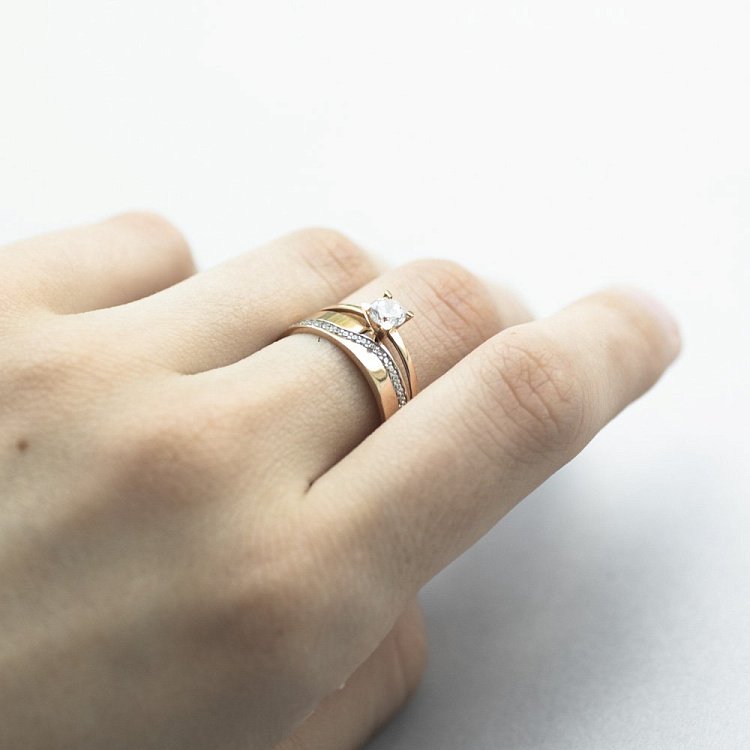 Золота заручальна каблучка з фіанітами к03333 - 1 Золота заручальна каблучка з фіанітами к03333 від ювелірного магазину Онікс - 1