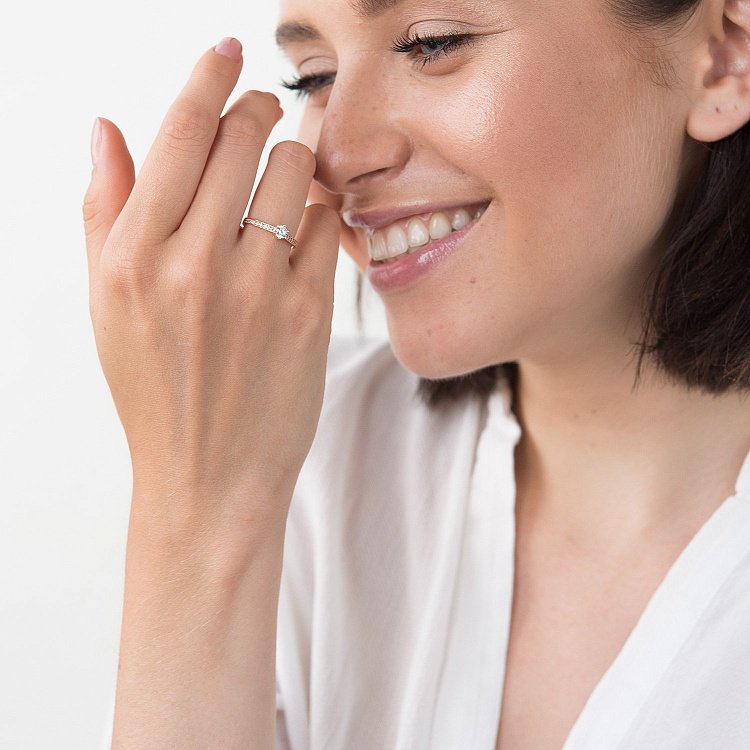 Золота заручальна каблучка з фіанітами к03323 від ювелірного магазину Онікс - 4