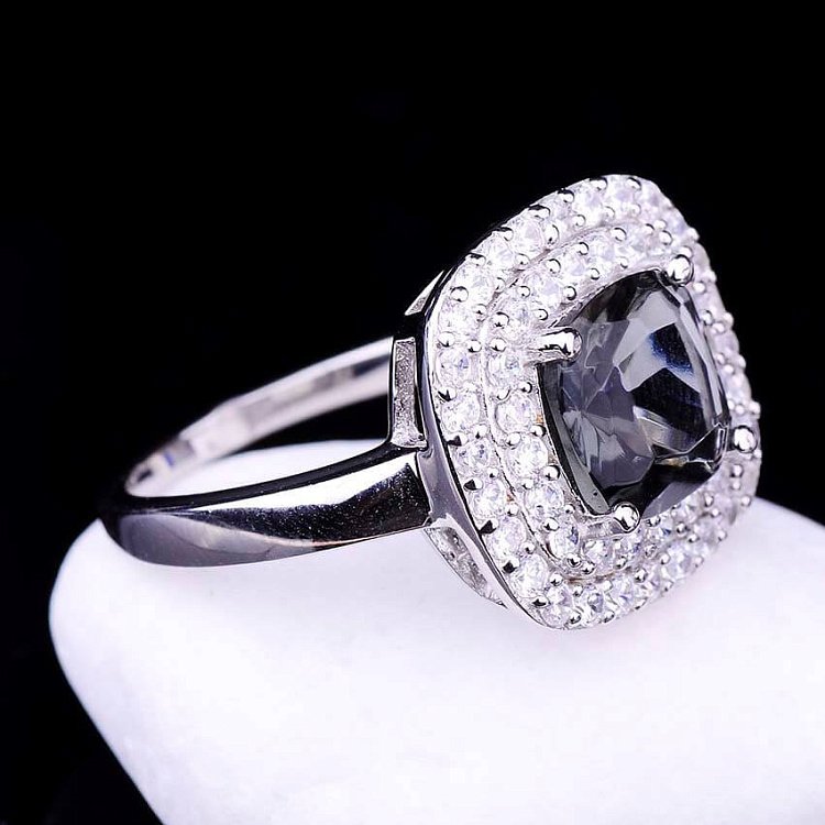 Серебряное кольцо  (фианиты, синтетическая шпинель) к020 от ювелирного магазина Оникс