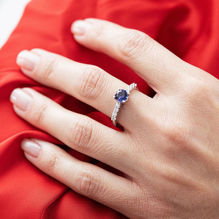 Срібна каблучка з сапфіром і фіанітами 1846/1p-HSPH від ювелірного магазину Онікс - 1