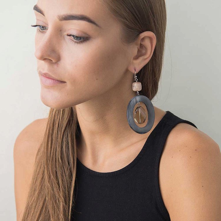 Серьги с полевым шпатом, слоновой костью и кварцем дымчатым 306с25 Серьги с полевым шпатом, слоновой костью и кварцем дымчатым 306с25 от ювелирного магазина Оникс