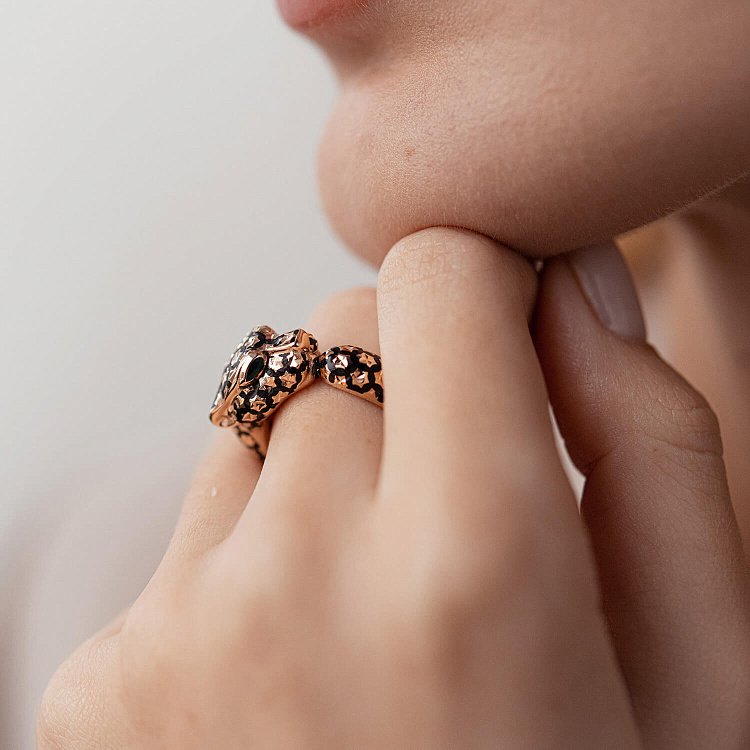 Золотое кольцо "Пантера" (эмаль, фианиты) к06952 от ювелирного магазина Оникс - 1