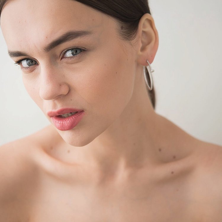 Серебряные серьги "Гвоздики" с фианитами 121749 от ювелирного магазина Оникс - 2