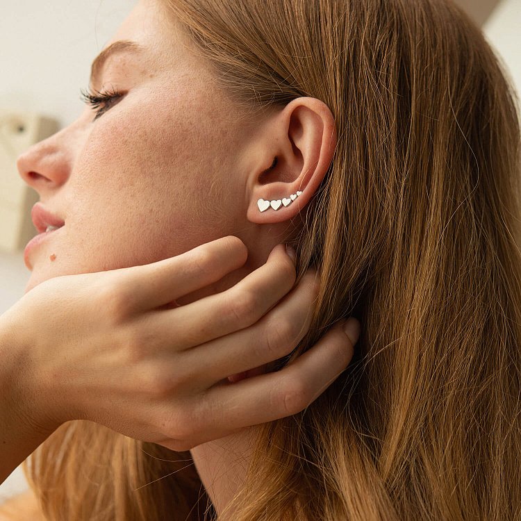 Серьги - клаймберы "Сердечки" в серебре 073110 от ювелирного магазина Оникс - 1