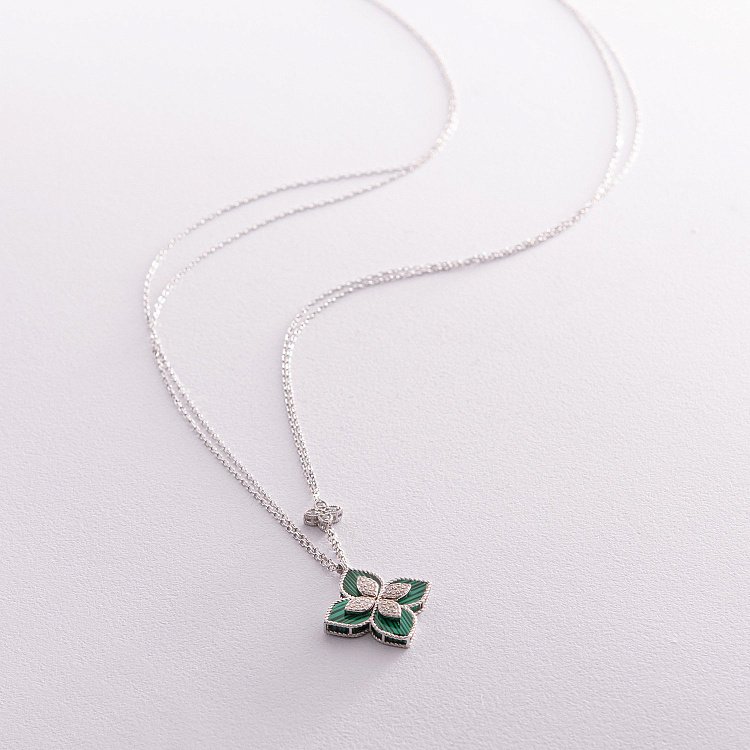 Серебряное колье "Клевер" (синт. малахит, фианиты) 181231 от ювелирного магазина Оникс