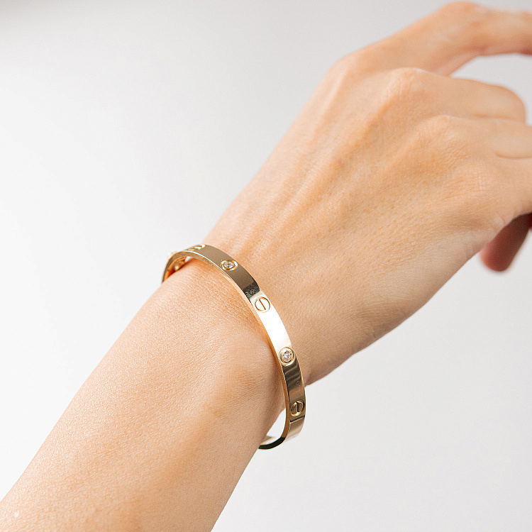 Жорсткий браслет "Love" з фіанітами (жовте золото) б04654 від ювелірного магазину Онікс - 5