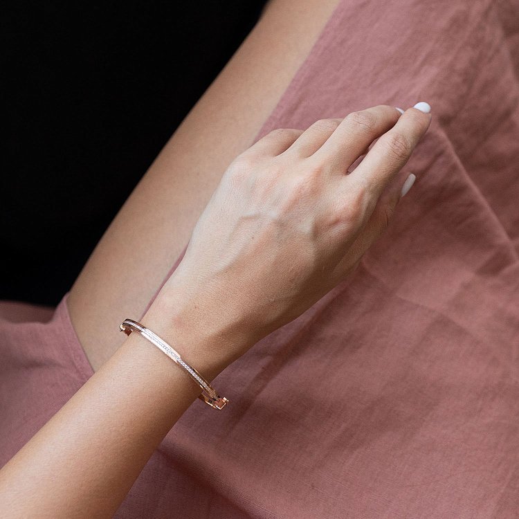 Жорсткий золотий браслет з фіанітами б02982 від ювелірного магазину Онікс - 1