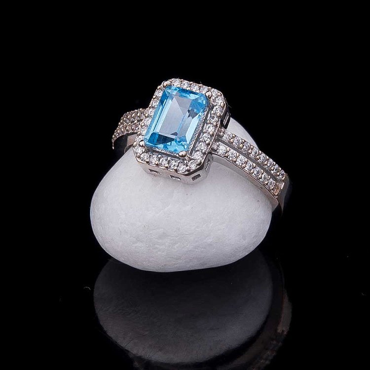 Золота каблучка з блакитним топазом і фіанітами к04633 від ювелірного магазину Онікс - 1