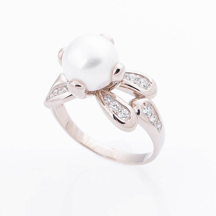 Золотое кольцо с культивированным пресноводным жемчугом и фианитами 02-0798.1.2310 от ювелирного магазина Оникс