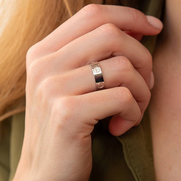 Каблучка "Love" у білому золоті к06913 від ювелірного магазину Онікс - 1