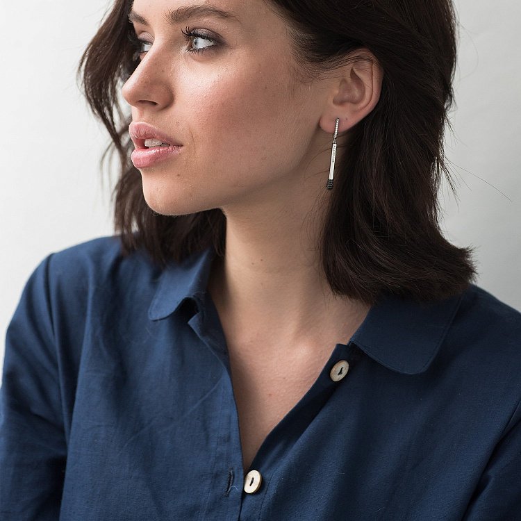 Срібні сережки "Сірники" з фіанітами 122523 від ювелірного магазину Онікс - 2