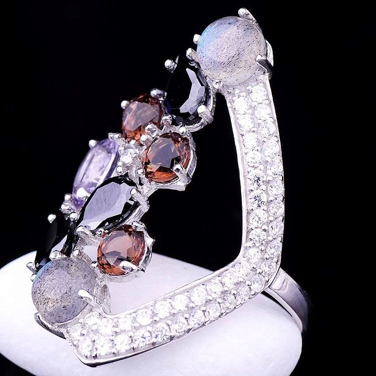 Срібний перстень з фіанітами 111582 від ювелірного магазину Онікс - 2