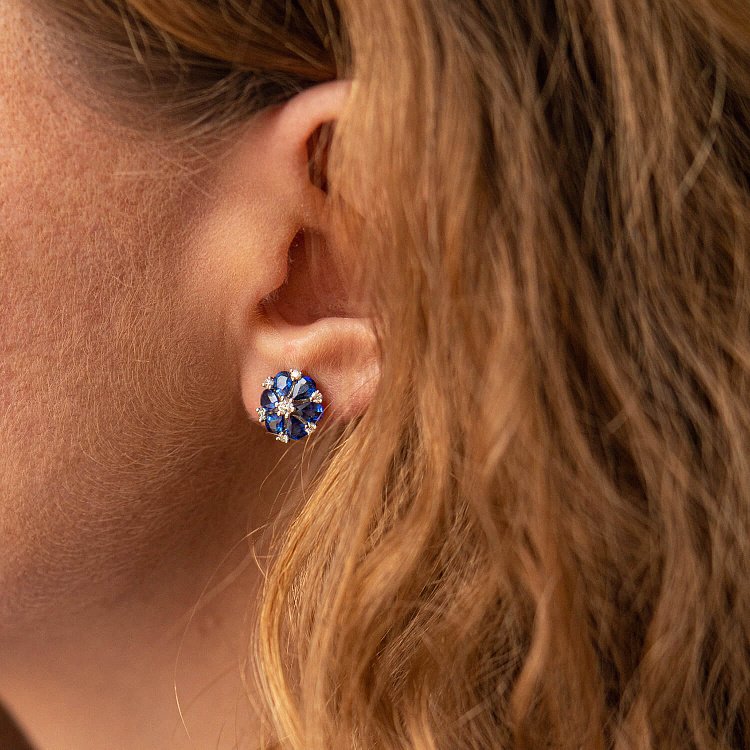 Золоті сережки - пусети "Квіточки" з діамантами і сапфірами сб0473gm від ювелірного магазину Онікс - 4